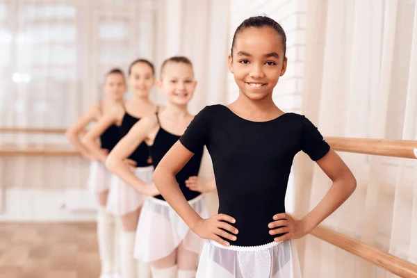 Fiatal ballerinas próbálni a klasszikus balett órákhoz. — Stock Fotó