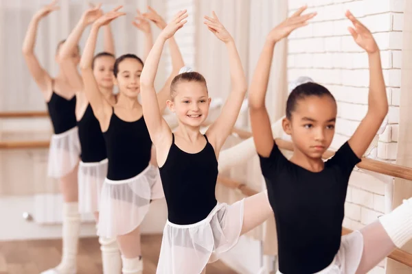 Jonge ballerina's repeteren in het ballet klas. — Stockfoto