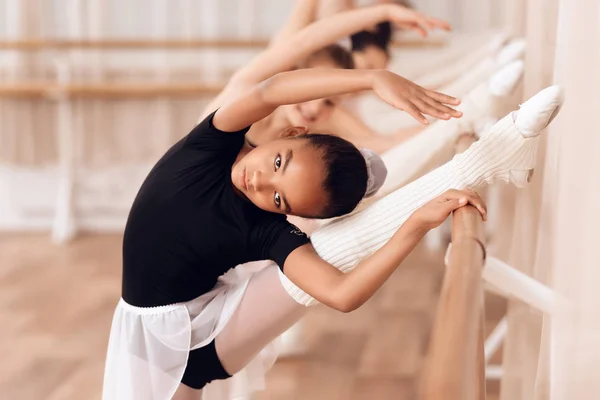 Jonge ballerina's repeteren in het ballet klas. — Stockfoto