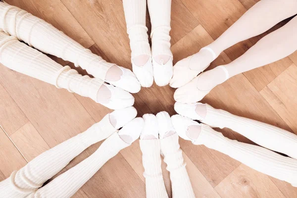 Piernas de bailarinas jóvenes . — Foto de Stock