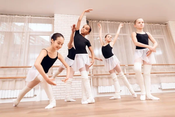 Fiatal ballerinas próbálni a klasszikus balett órákhoz. — Stock Fotó