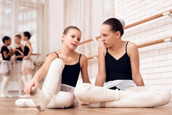 Junge Ballerinen ruhen sich während einer Pause im Ballettunterricht aus. — Stockfoto