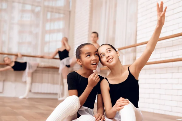 Junge Ballerinen ruhen sich während einer Pause im Ballettunterricht aus. — Stockfoto