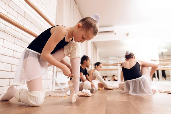 Junge Ballerinen ruhen sich während einer Pause im Ballettunterricht aus. — Stockfoto
