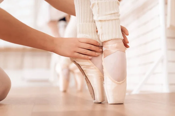 Nogi młodych ballerinas. — Zdjęcie stockowe