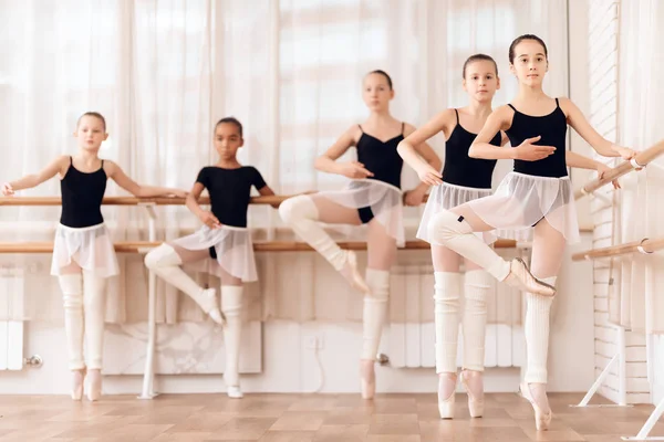 Zkoušce ve třídě balet mladé baleríny. — Stock fotografie