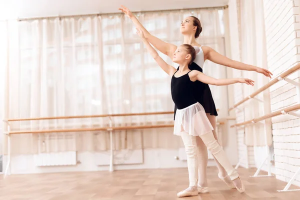 The trainer of the ballet school helps young ballerina perform different choreographic exercises. — Stock Photo, Image