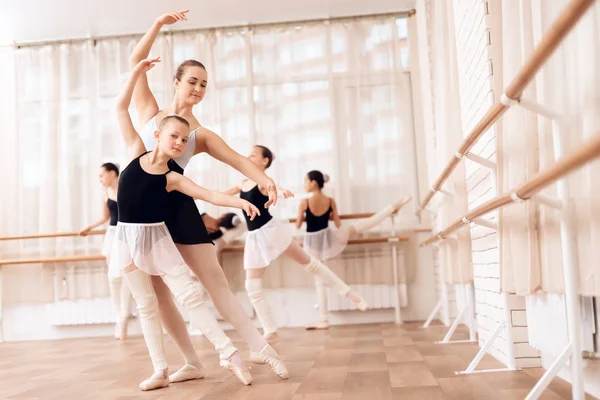 Trener Szkoły Baletowej Pomaga Młodym Ballerinas Wykonywać Różne Ćwiczenia Choreograficzne — Zdjęcie stockowe