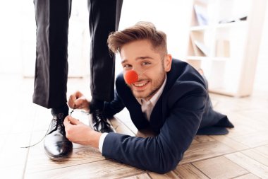 İş arkadaşı bağcıklarımı bağlayacak bir palyaço burnu masanın altında bir adamla.