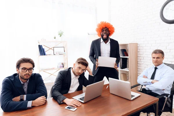 Een man in een pruik kwam tot een zakelijke bijeenkomst. — Stockfoto