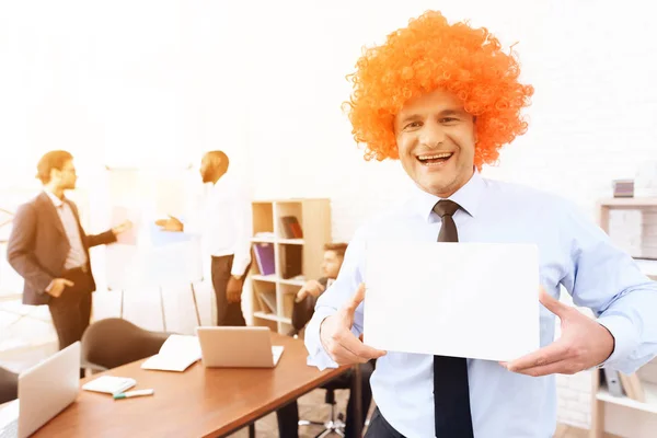 Un hombre con peluca vino a una reunión de negocios. . —  Fotos de Stock