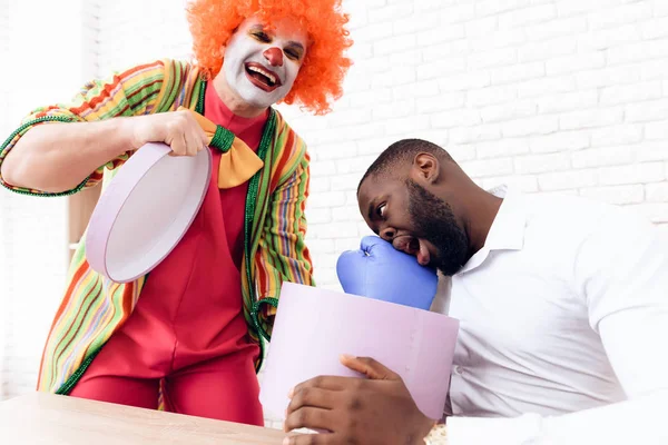 L'uomo e 'stato colpito con un guanto da boxe fuori dagli schemi. . — Foto Stock