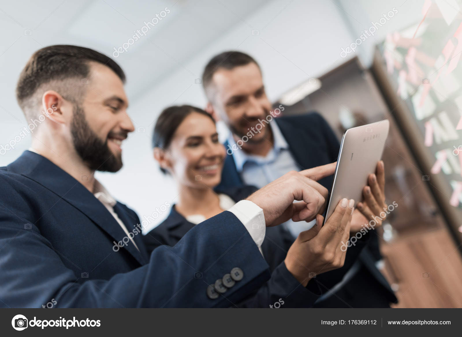 2 人の男性と女性ビジネス スーツ チェック タブレットについて、ステッカーとガラスの壁のノート — ストック写真 © vadimphoto1