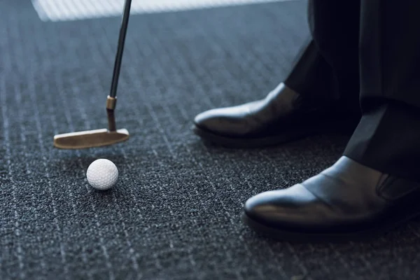 Fecha. Golfe de escritório. Golfe clube e bola de golfe em um tapete cinza — Fotografia de Stock