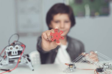 Çocuk bir robot yapımında devreye girer. O robot yanında oturur ve bir robot kamera gösterir