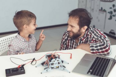 Adam ciddi robot bozulmadan çocuk azarlıyor. Çocuk karşılığında adamı azarlıyor