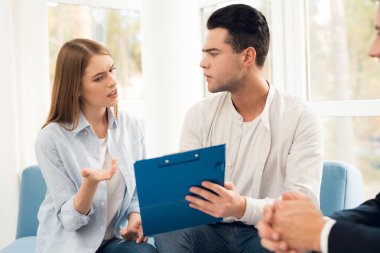 Adam ve bir kız bir anlaşma emlak alımı görüşüyorlar.