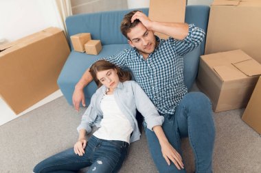 Yeni bir daire için bir hareket sırasında genç bir çift. Yeni evliler için yeni konut taşıma.