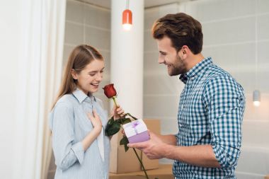 Adam kız arkadaşı rose ve hediye verir. Adam hediyeleri ile çok mutlu bir kızdır.