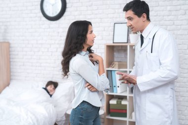 Genç anne görüşmeler gelen doktor hasta çocuk ev.
