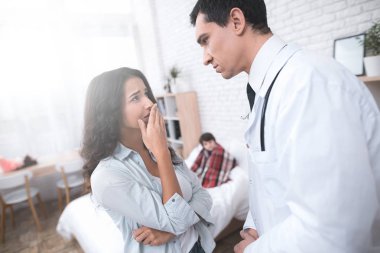 Genç anne görüşmeler gelen doktor hasta çocuk ev.