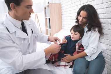 Doktor ilaçları hasta çocuğa verir..