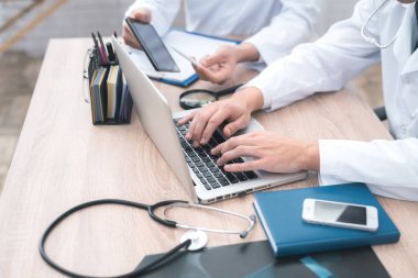 Bilgisayar önünde oturmak doktorlar eller.