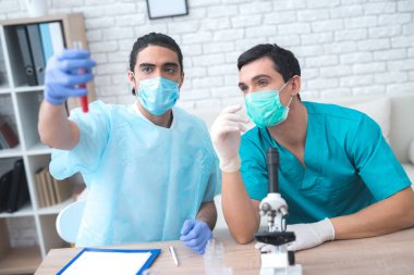 İki doktor tüp bebek sıvı ile seyir.