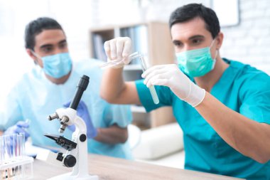 Doktor bir test tüp sıvı dökülen.