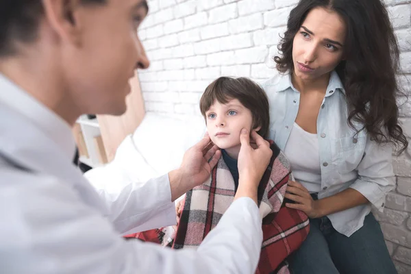 El médico examina los ganglios linfáticos en el niño enfermo . — Foto de Stock