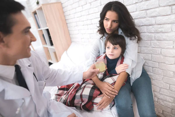 El doctor llegó a casa con un niño enfermo de 10 años. . — Foto de Stock