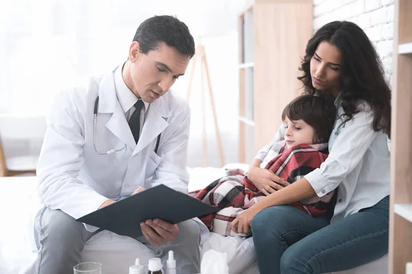 El doctor llegó a casa con un niño enfermo de 10 años. . — Foto de Stock