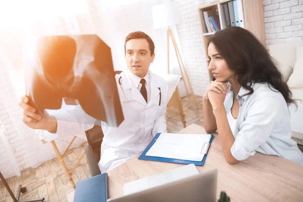 El médico observa la radiografía del niño. . — Foto de Stock