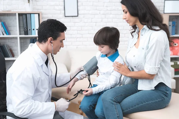 El médico mide la presión sobre el niño . — Foto de Stock