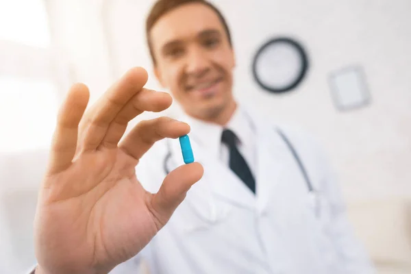 Az orvos, aki egy tabletta. — Stock Fotó