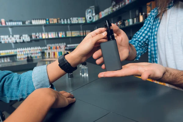 Το κορίτσι ήρθε να τα vapeshop. — Φωτογραφία Αρχείου