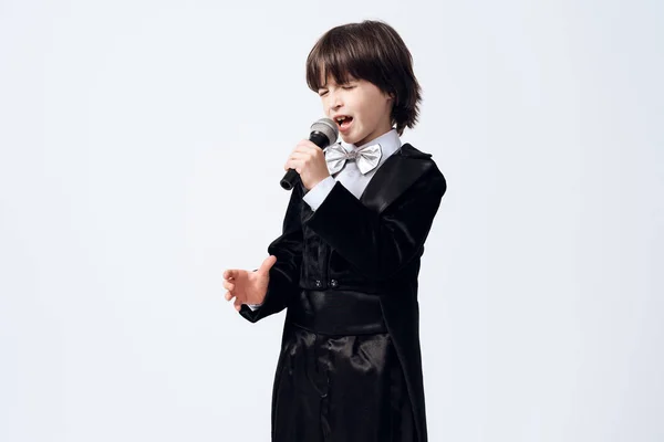 Küçük Bir Çocuk Bir Şarkıcı Mesleği Öğrenir Mikrofona Takım Elbiseli — Stok fotoğraf