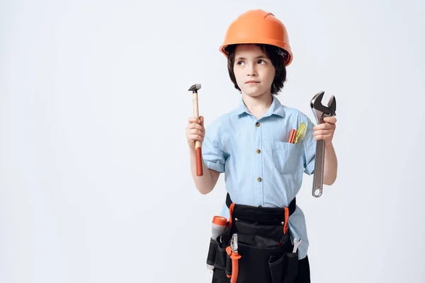 Niño Forma Reparador Casco Cabeza Chico Pelo Oscuro Sostiene Una —  Fotos de Stock