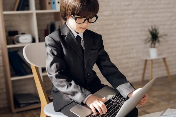 Niño Con Traje Presenta Como Hombre Negocios Chico Moreno Interpreta —  Fotos de Stock