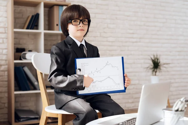 Liten Pojke Kostym Presenterar Sig Som Affärsman Mörkhårig Pojken Spelar — Stockfoto