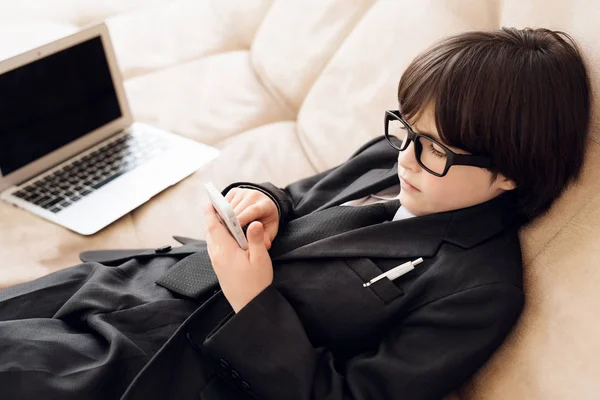 Niño Con Traje Presenta Como Hombre Negocios Chico Moreno Interpreta — Foto de Stock