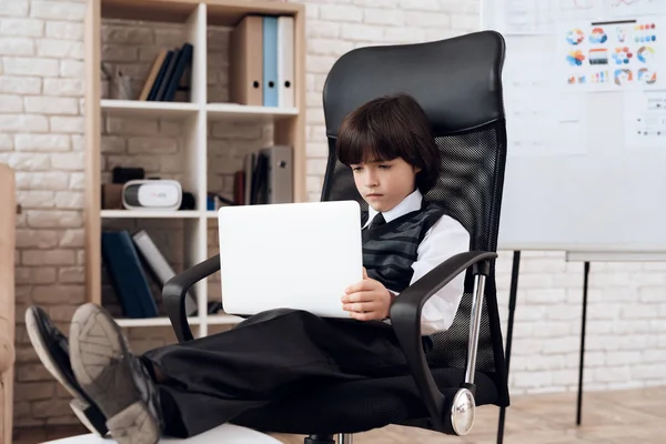Mały Chłopiec Kolorze Prezentuje Się Jako Biznesmen Dark Haired Boy — Zdjęcie stockowe