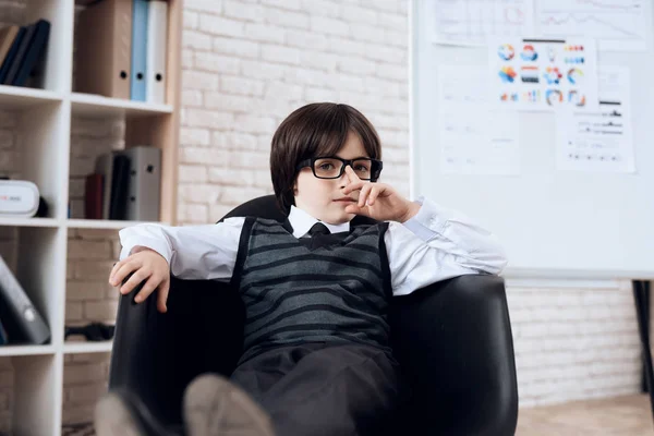 Liten Pojke Kostym Presenterar Sig Som Affärsman Mörkhårig Pojken Spelar — Stockfoto