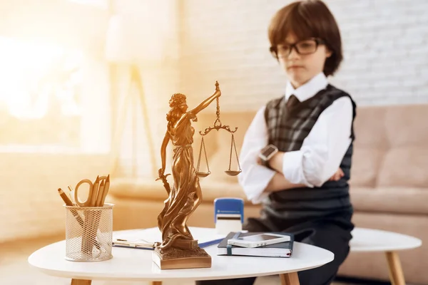 Takım Elbiseli Küçük Bir Çocuk Kendini Bir Avukat Sunuyor Esmer — Stok fotoğraf