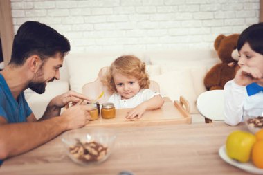 Oğulları ile zaman geçirir. İki çocuk babası çocuk yetiştirirken devreye girer. Baba oğlu beslenir. Çocuklar babaları ile kahvaltı var.