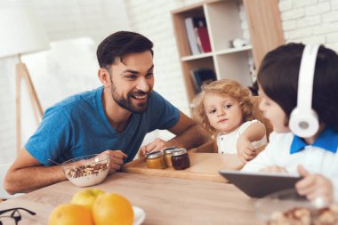 Oğulları ile zaman geçirir. İki çocuk babası çocuk yetiştirirken devreye girer. Baba oğlu beslenir. Çocuklar babaları ile kahvaltı var.