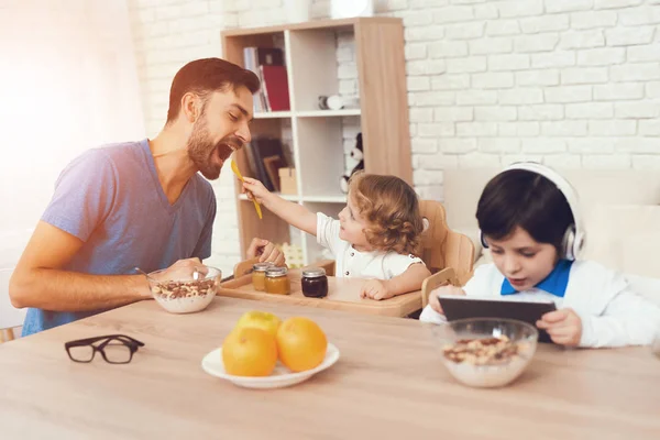 Ένας Άνθρωπος Ξοδεύει Χρόνο Τους Γιους Του Πατέρας Των Δύο — Φωτογραφία Αρχείου