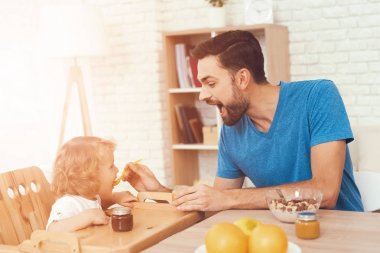 Bir adam oğluyla vakit geçiriyor. Çocuğun babası çocuk yetiştirirken devreye girer. Baba oğlu beslenir. Çocuk babasının yanında having kahvaltı.