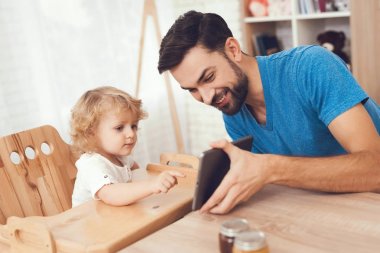 Oğulları ile zaman geçirir. İki çocuk babası çocuk yetiştirirken devreye girer. Oğlan tablet vasıl bakıyor.