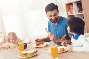 Oğulları ile zaman geçirir. İki çocuk babası çocuk yetiştirirken devreye girer. Baba oğlu beslenir. Çocuklar babaları ile kahvaltı var.